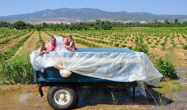 Traktörün römorkunu çocuklar için havuza çevirdi