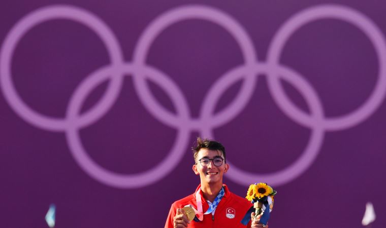 A Milli Kadın Voleybol Takımı, Mete Gazoz'u tebriklerle karşıladı