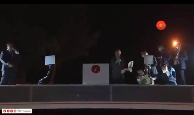 Erdoğan afet bölgesinde: Yangınlarla mücadele eden Marmaris'te de halka çay fırlattı!