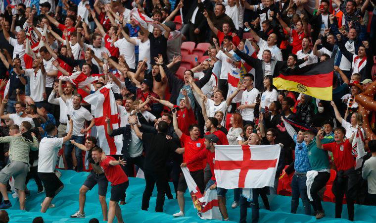 EURO 2020'de İngiltere yenilgisine ağlayan Alman taraftar için bağış toplandı