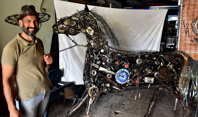 3 bin atık malzemeden 'at' yaptı, 50 bin lira fiyat biçti