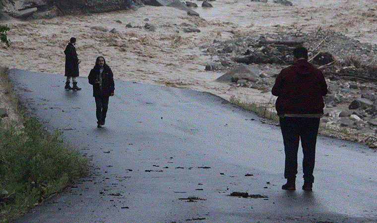 Düzce'yi sel vurdu: Yurttaşlar evlerinden kurtarıldı