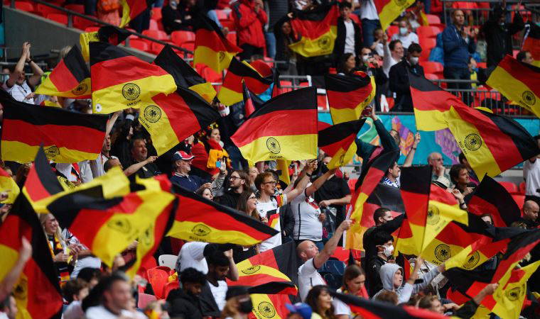 İngiltere yenilgisi sonrası ağlayan Alman çocuk için 36 bin sterlin toplandı