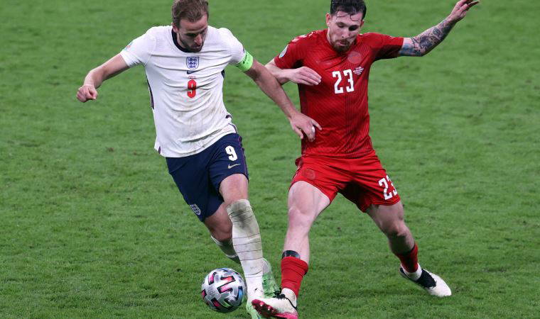 EURO 2020'de İngiltere - Danimarka maçında sahadaki ikinci top iddiası
