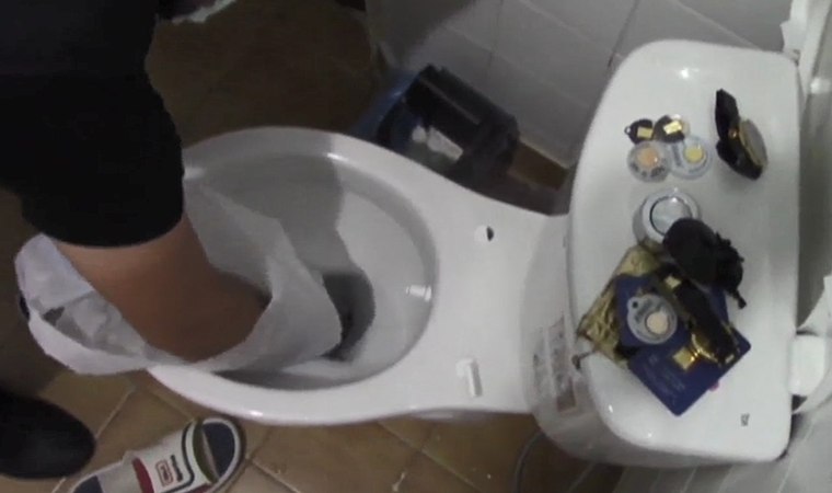 Hırsızların 'zula' tuvaletinden 50 bin liralık altın çıktı