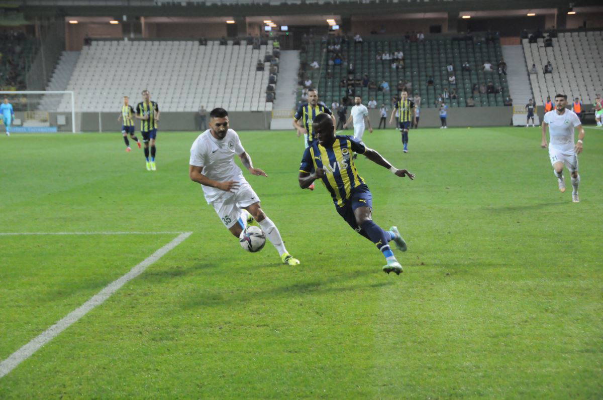 Fenerbahçe kalecisi Altay'a forma imzalatmak isteyen taraftar, gerginliğe neden oldu