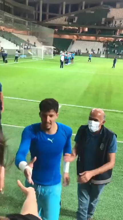 Fenerbahçe kalecisi Altay'a forma imzalatmak isteyen taraftar, gerginliğe neden oldu