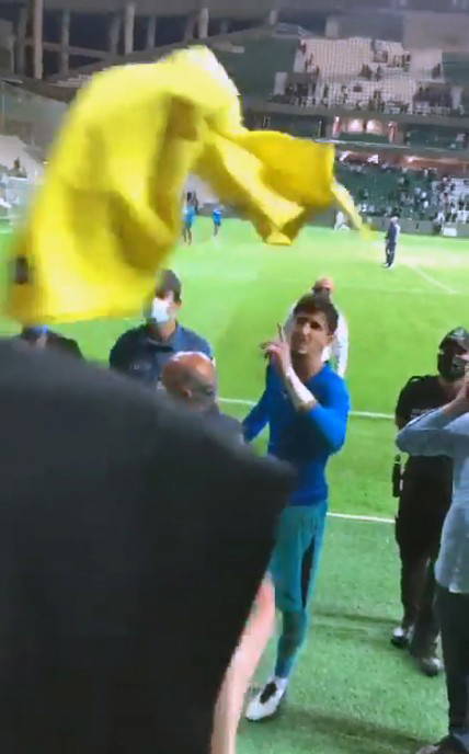 Fenerbahçe kalecisi Altay'a forma imzalatmak isteyen taraftar, gerginliğe neden oldu