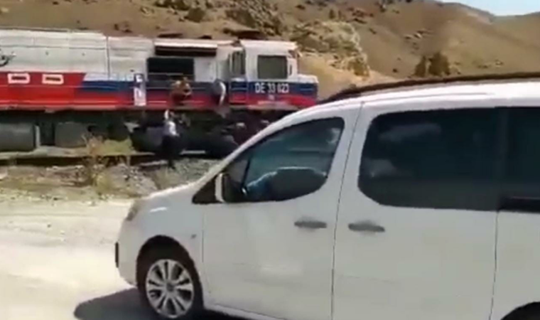 Düğün konvoyunun önünü trenle kestiler