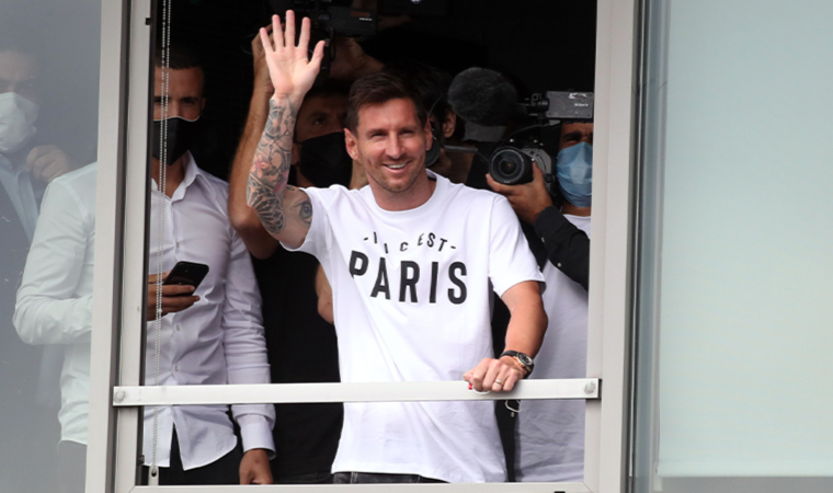 Paris Saint-Germain ile anlaşan Lionel Messi, Paris'e indi