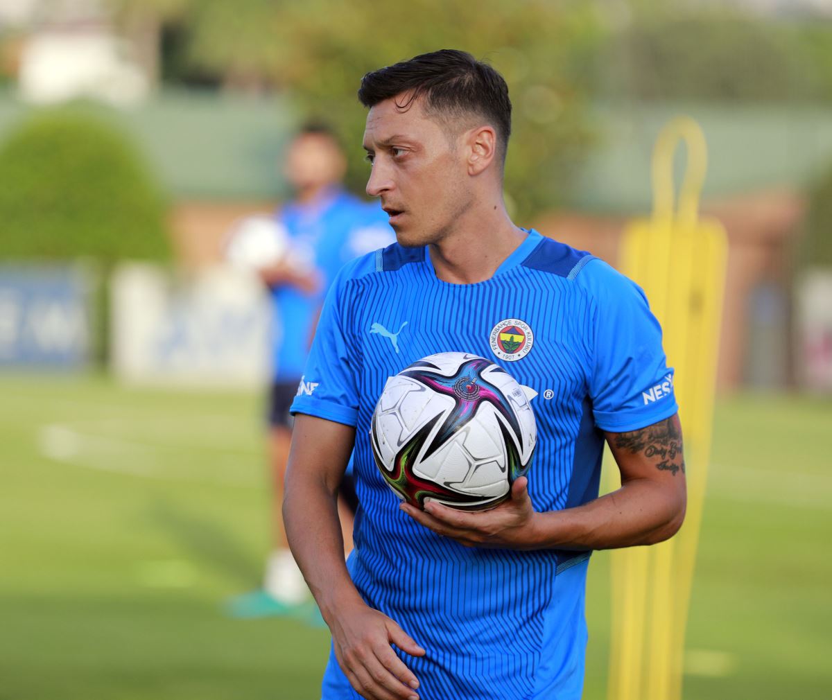 Mesut Özil: Fenerbahçe'de oynamak baskı yaratıyor