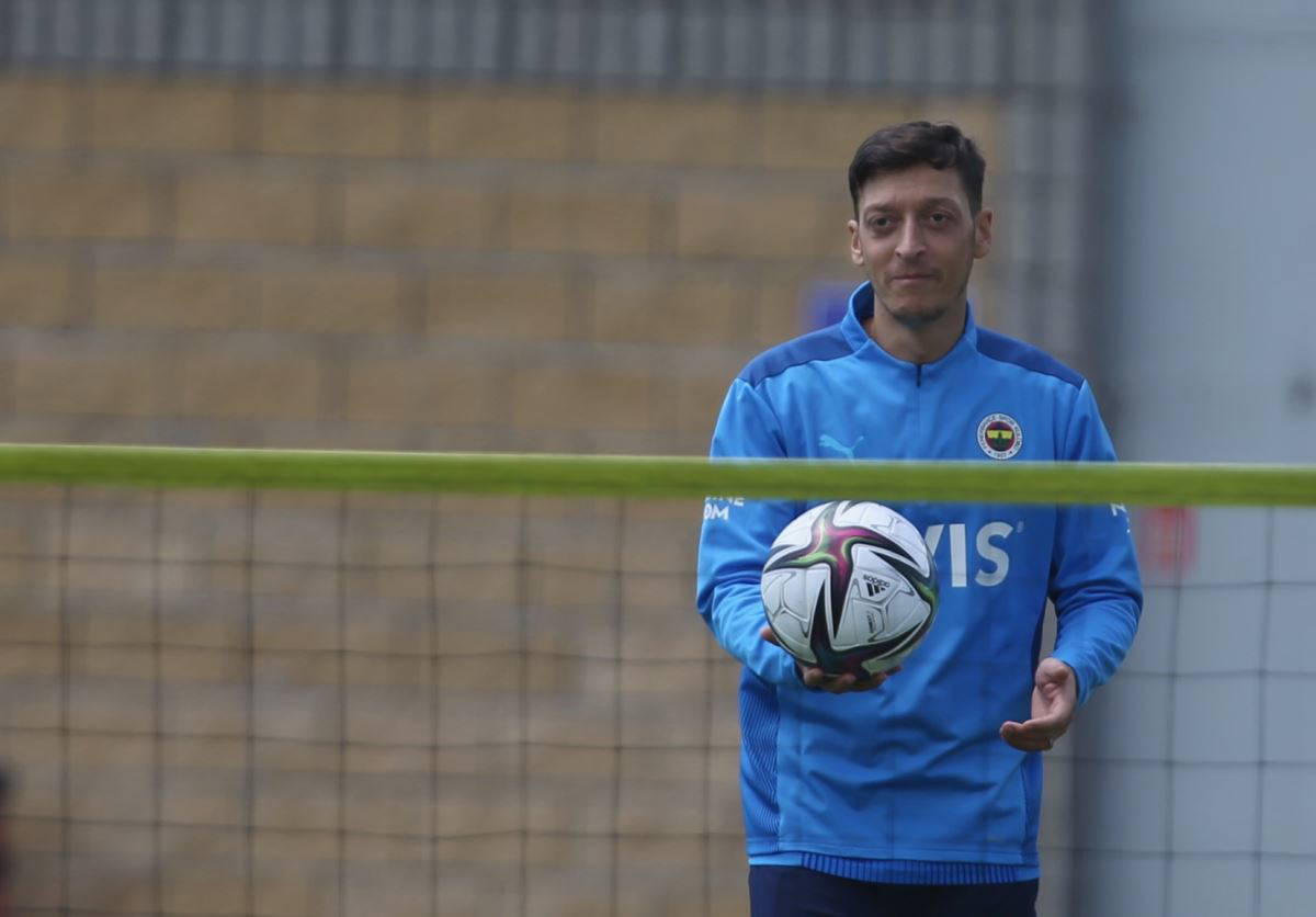 Mesut Özil: Fenerbahçe'de oynamak baskı yaratıyor
