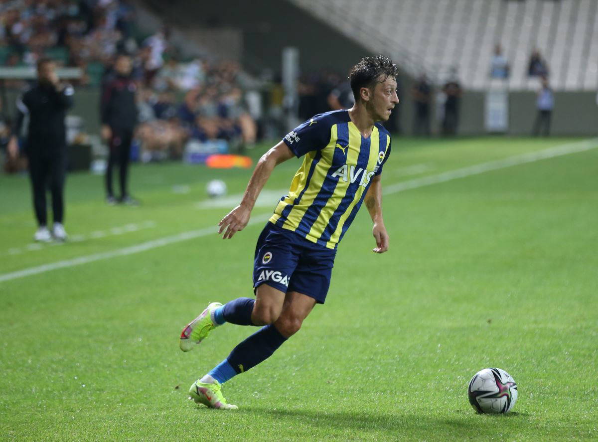 Mesut Özil: Fenerbahçe'de oynamak baskı yaratıyor