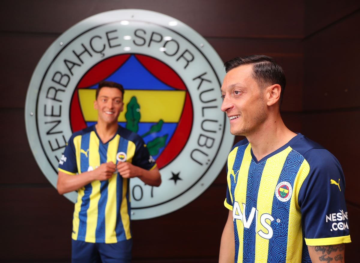 Mesut Özil: Fenerbahçe'de oynamak baskı yaratıyor