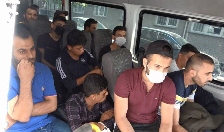 İstanbul Sultangazi'de durdurulan minibüsten onlarca kaçak göçmen çıktı, şöför kaçtı