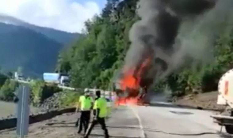 Bozkurt'a yardım malzemesi taşıyan TIR'da yangın