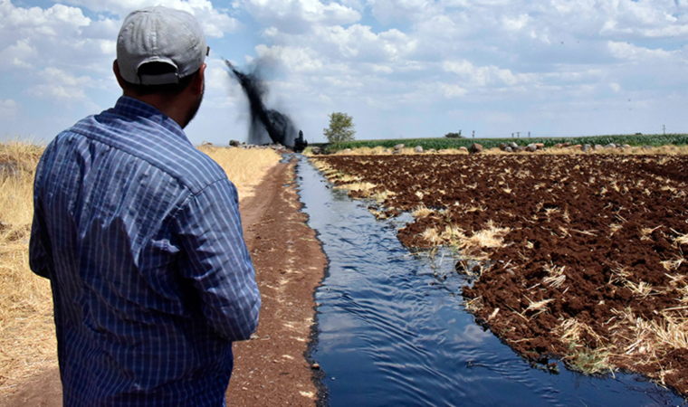 Şanlıurfa'da boru hattı delindi; ham petrol metrelerce fışkırdı