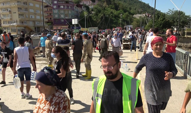 Sinop Ayancık'ta panik anları! 'Çöküyor, köprüyü boşaltın'