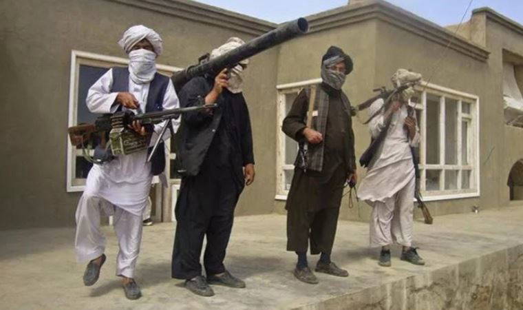 Afganistan'da 2 vilayet merkezi Taliban kontrolüne geçti
