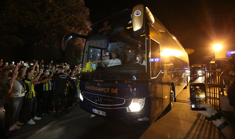 İki Galatasaraylı taraftar, Fenerbahçe'yi Adana deplasmanında karşıladı