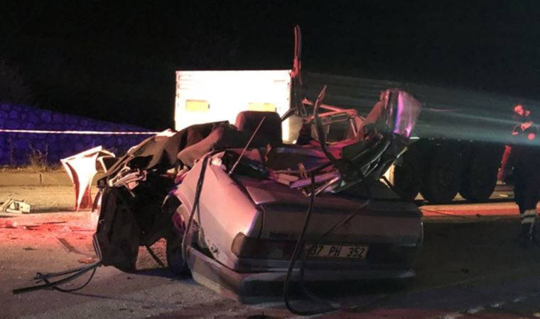 Kaza yapan araçlara yardım için duran TIR'a otomobil çarptı: 2 ölü, 3 yaralı