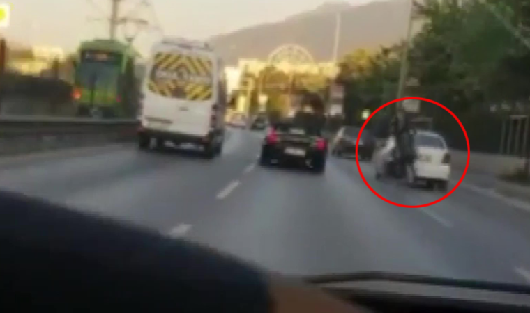 Trafikte makas atan motosiklet sürücüsü otomobile böyle çarptı