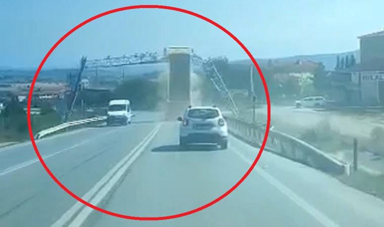 Damperi açılan kamyon PTS direğine böyle çarptı