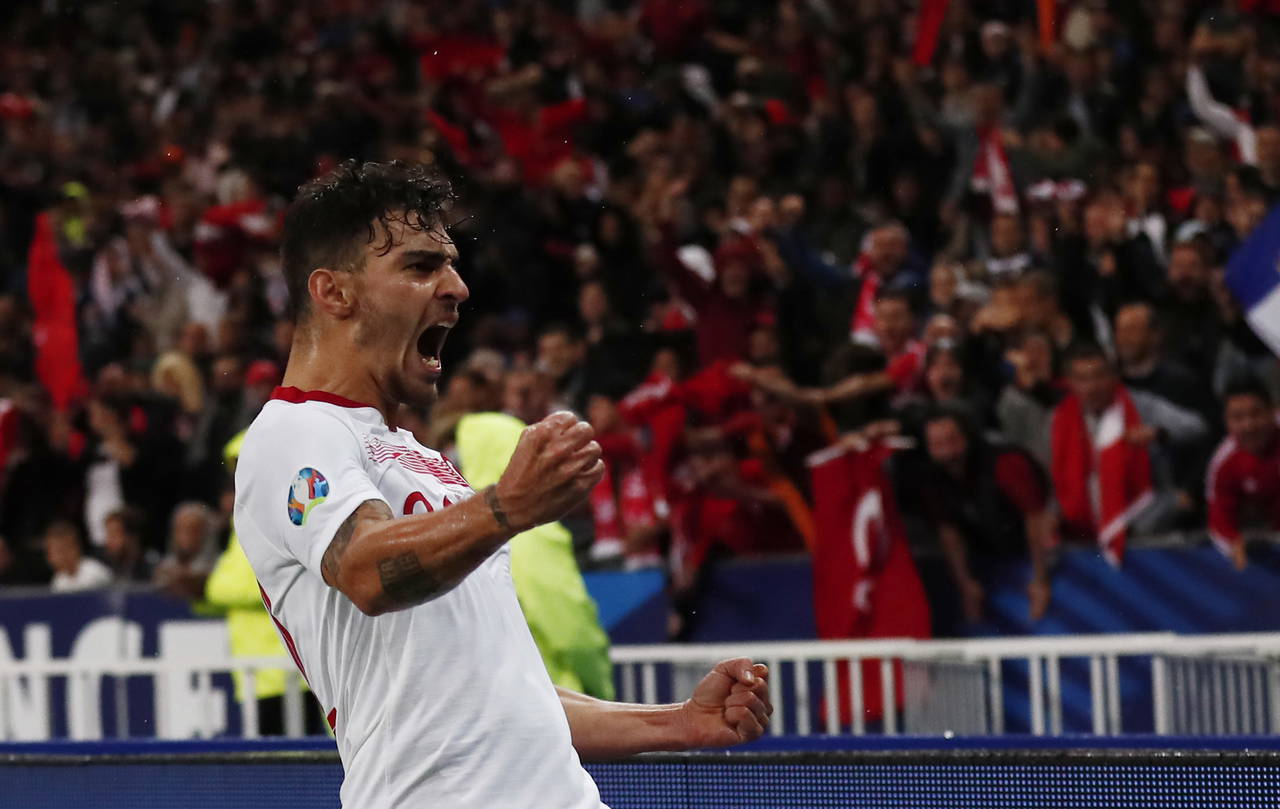 Beşiktaş, Kaan Ayhan'ı istedi