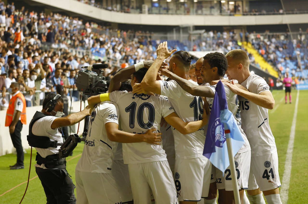 Fenerbahçe'nin yeni sezonda giyeceği alternatif forma tanıtıldı