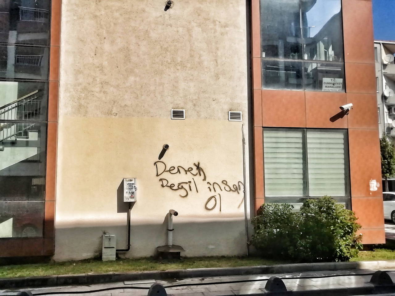 İstanbul'da kameralar önünde aşı karşıtlığı propagandası