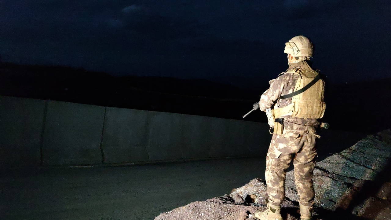 İran sınır hattı zifiri karanlıkta da gözetim altında tutuluyor