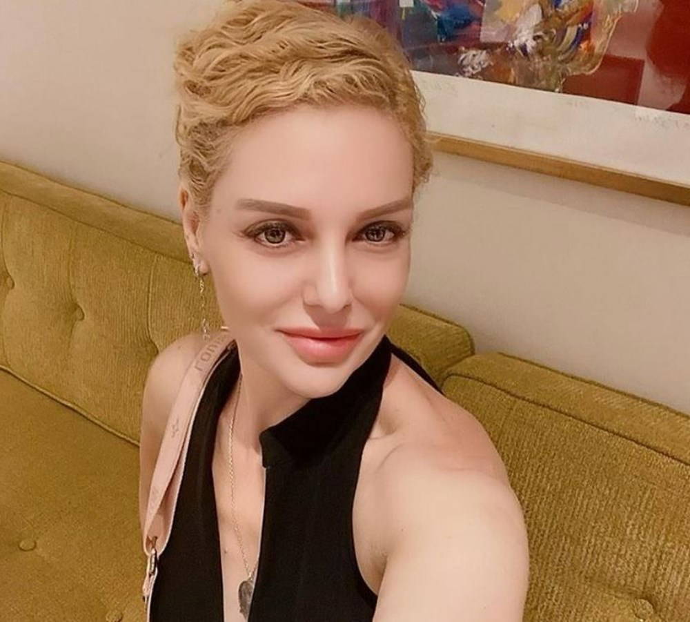 Kayahan'ın kızı Beste Açar'dan babasının eski eşi İpek Açar'a 'soyadı' tepkisi