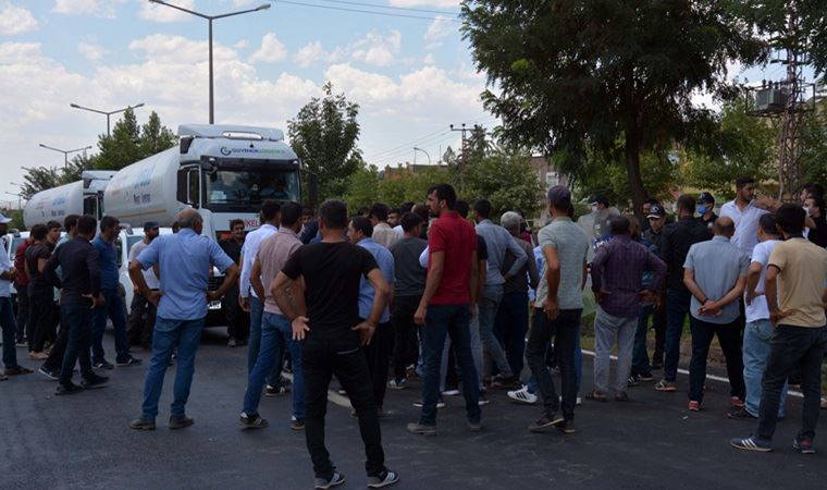Elektrik kesintilerini protesto eden çiftçiler yol kapattı