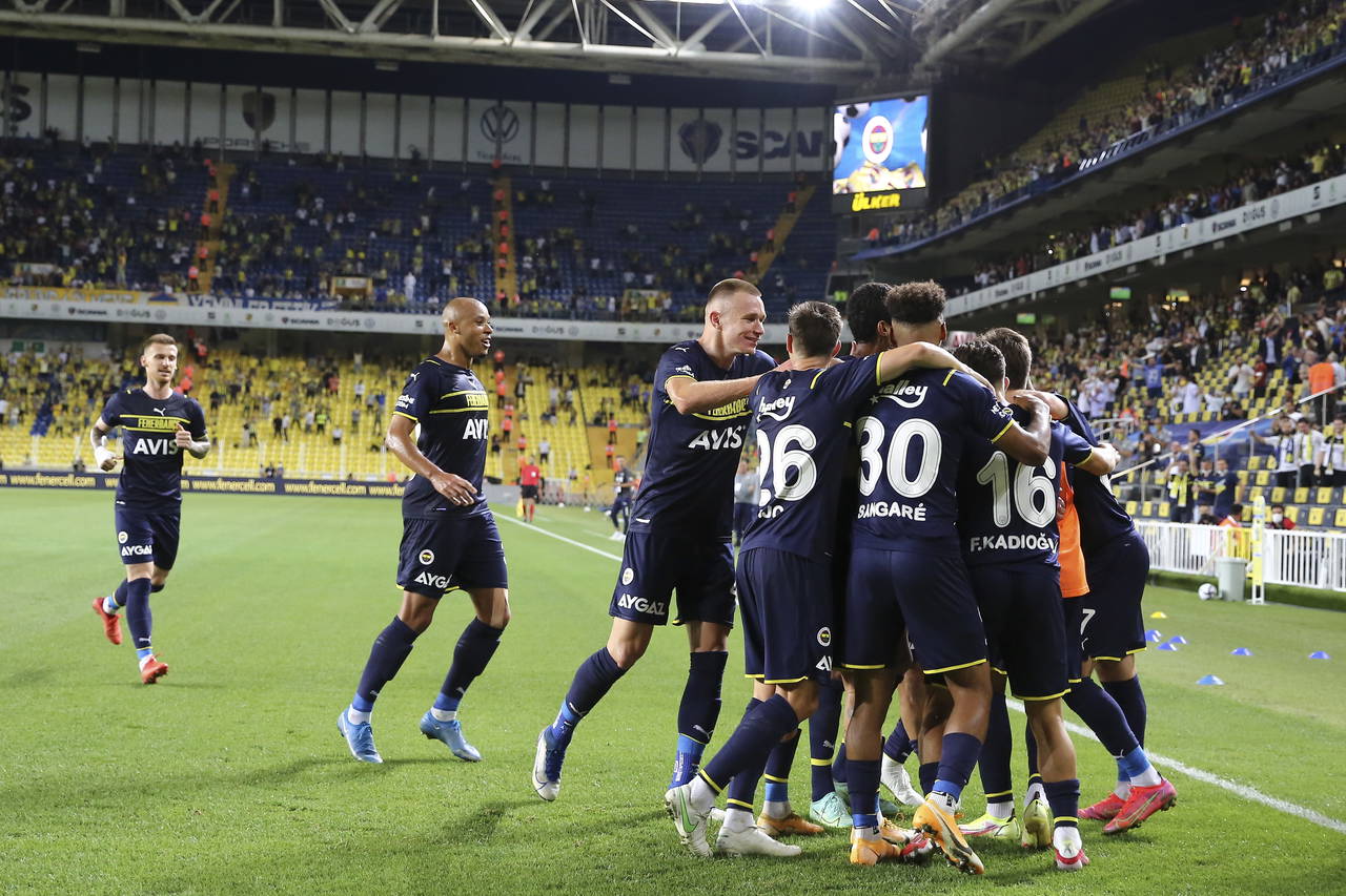 Fenerbahçe maçında spiker Melih Gümüşbıçak'ın, Mesut Özil'i eleştirmesine taraftar tepki gösterdi