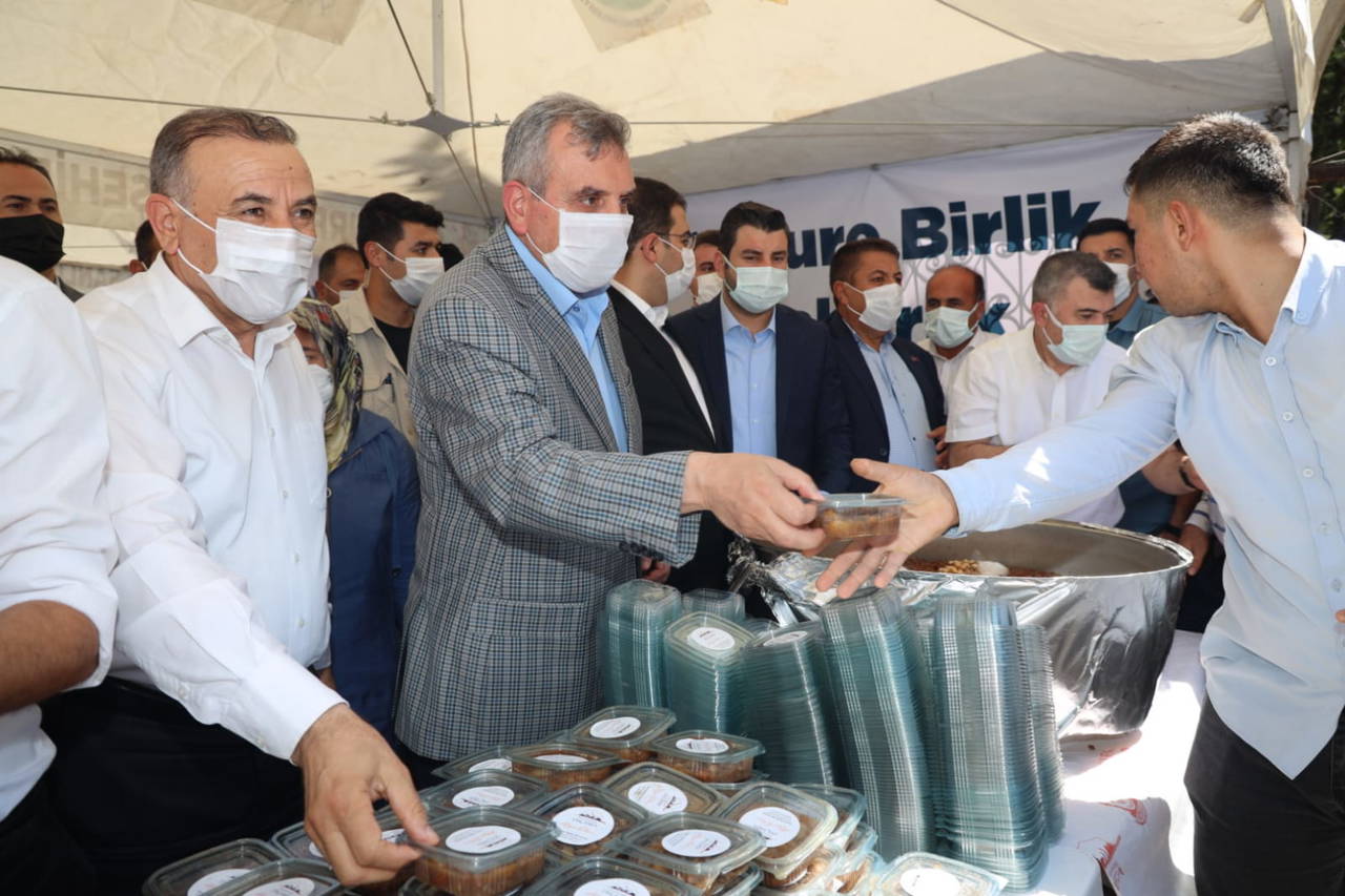 AKP'li Şanlıurfa Belediyesi'nin aşure dağıtımında izdiham