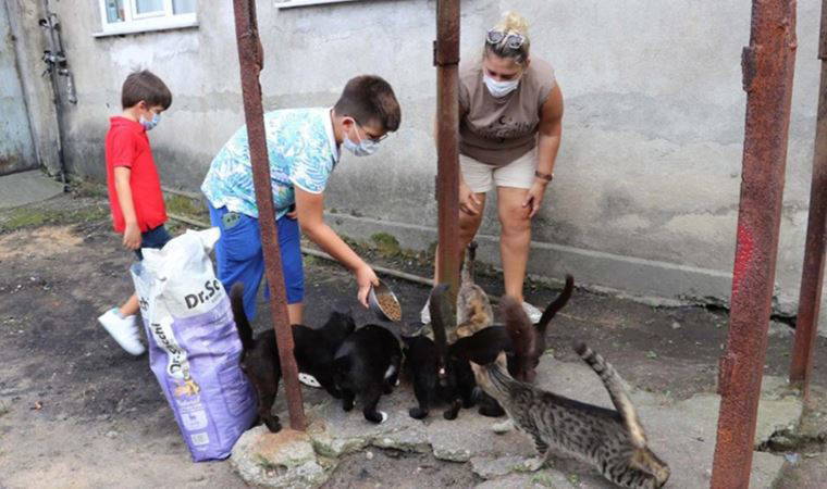 10 yaşındaki Duhan harçlıklarını biriktirerek sokaktaki hayvanlara destek oluyor