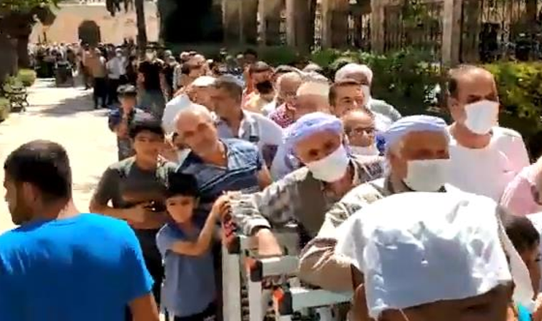 AKP'li Şanlıurfa Belediyesi'nin aşure dağıtımında izdiham