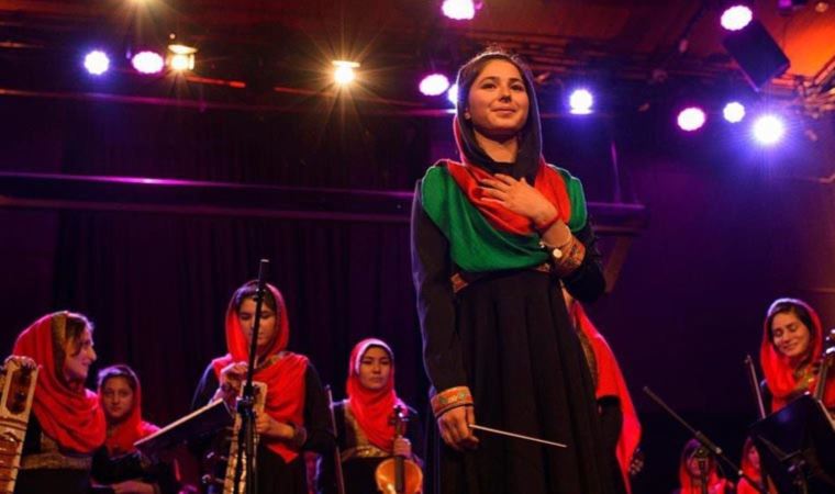 Afganistan’ın ilk kadın orkestra şefi Negin Khpalwak ülkesinden ayrıldı