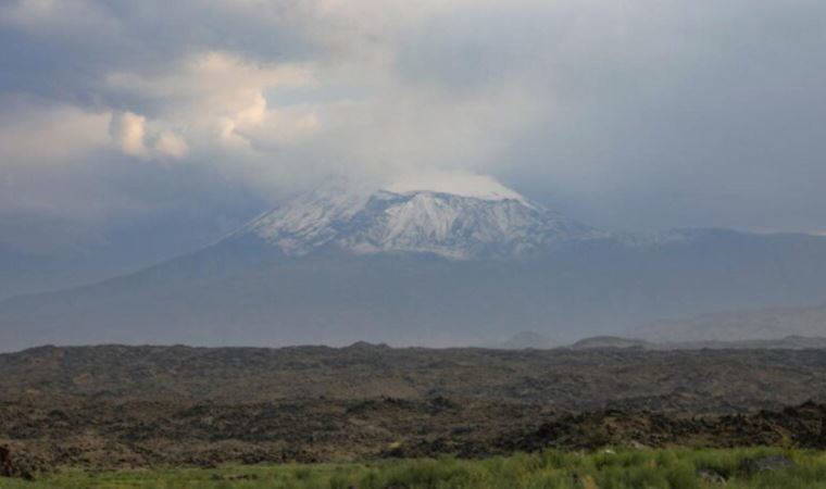 'Türkiye'nin çatısı' Ağrı Dağı'na ilk kar yağdı