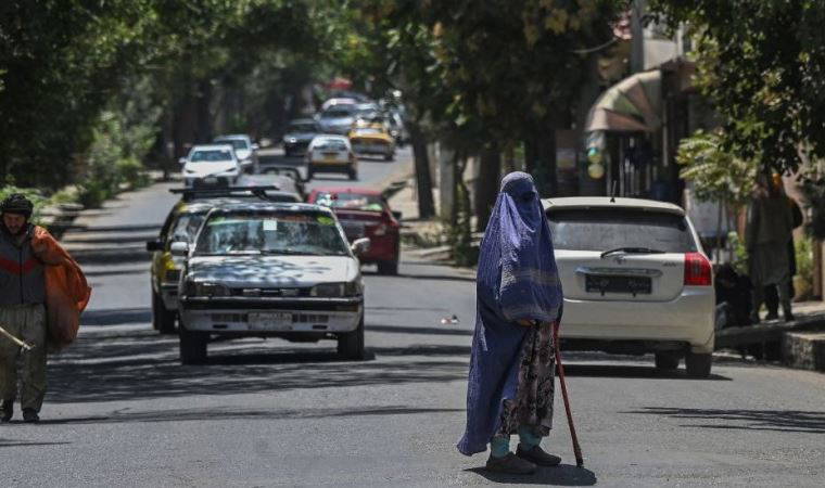 Afganistan'da 'sıkışıp kalmış' kadın gazeteciler anlatıyor: 'Bir evden diğerine kaçarak Taliban'dan saklanıyoruz'