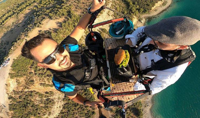 Yamaç paraşütü yapan aşçı havada hamburger hazırladı