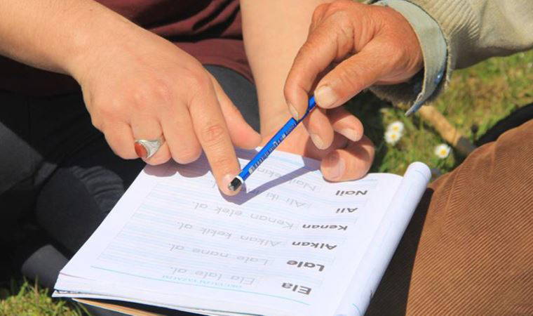 71 yaşında okuma yazma öğrendi, hayatını kaleme aldı