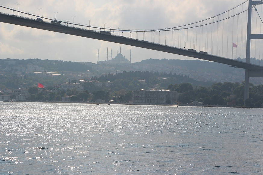 Motokros efsanesi İstanbul Boğazı'nı su üstünde geçti