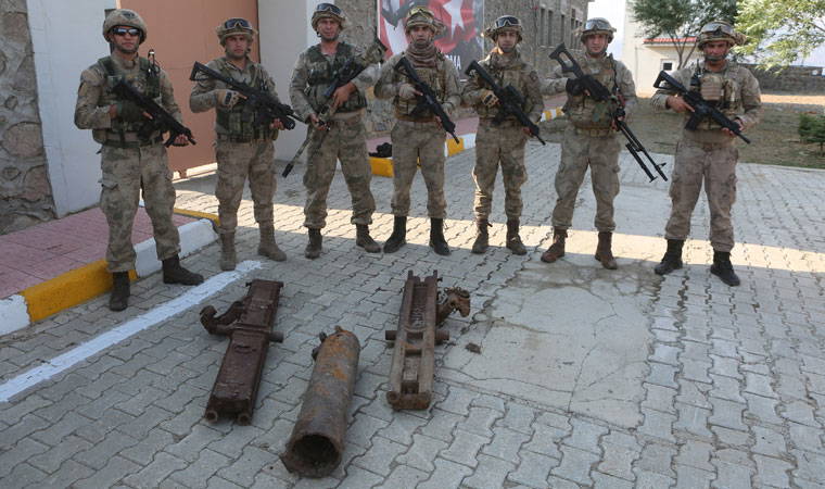 Yaylada bulunan Rus savaş topu helikopterle taşındı