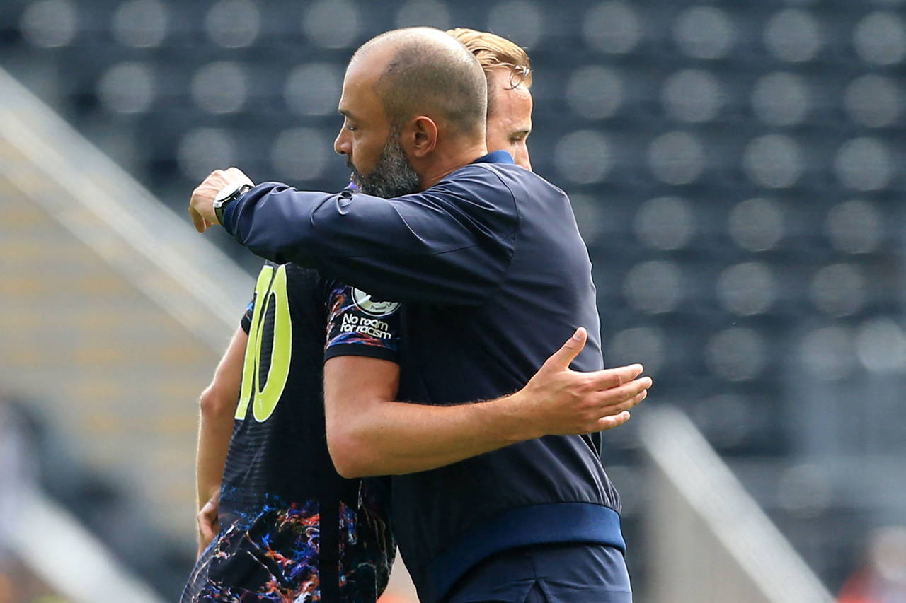 Tottenham'da forma giyen Harry Kane, bu sezon takımda kalacağını duyurdu