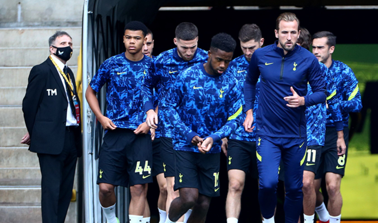 Tottenham'da forma giyen Harry Kane, bu sezon takımda kalacağını duyurdu