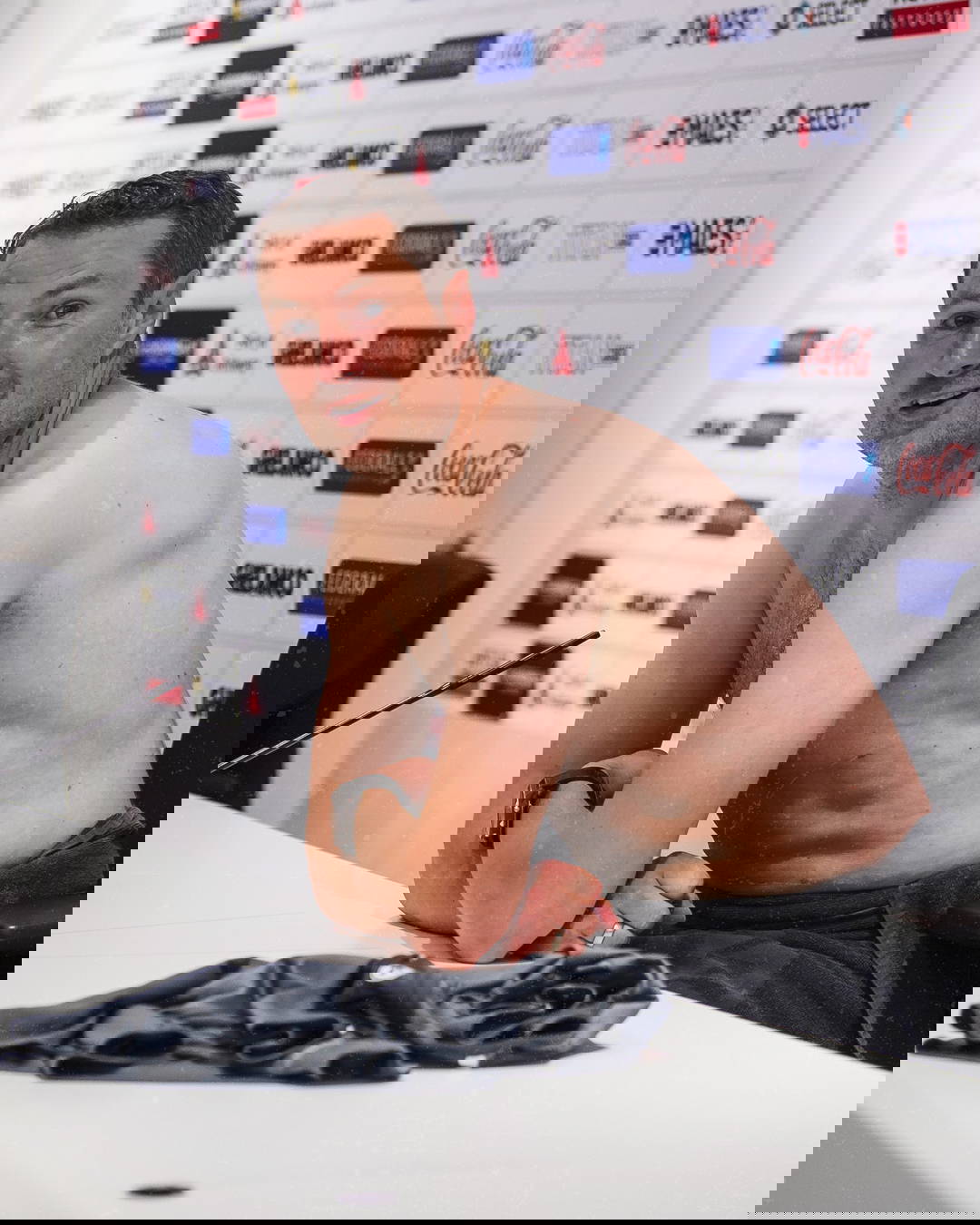 Basın toplantısına çıplak çıkan Antwerp'in hocası Brian Priske, Fenerbahçe'ye rakip oldu