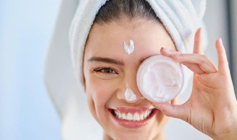 Yaz mevsiminde kuruyan ciltlere uzmanından bakım önerileri