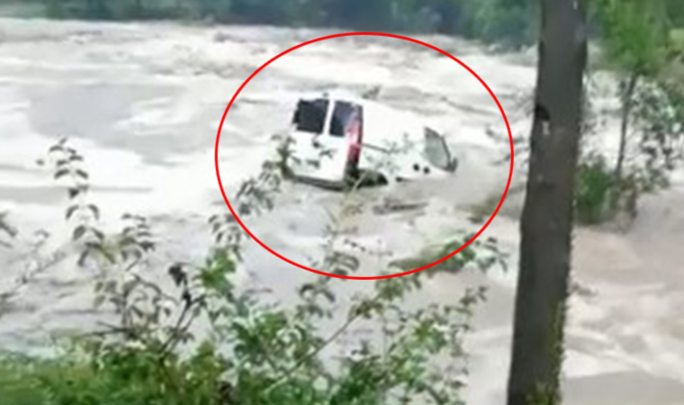 Aracının sele kapıldığını görünce gözyaşlarına boğuldu