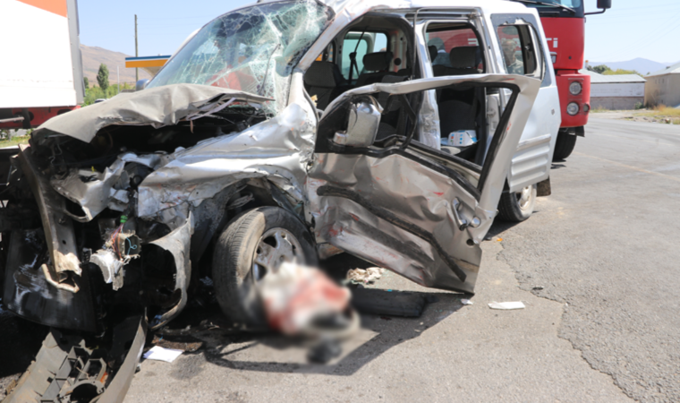 Van'ın Muradiye ilçesinde trafik kazası: 1 ölü, 4 yaralı